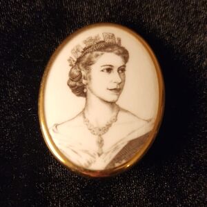 Elizabeth II Coronation Brooch 1953 Bone China, Beautiful Condition